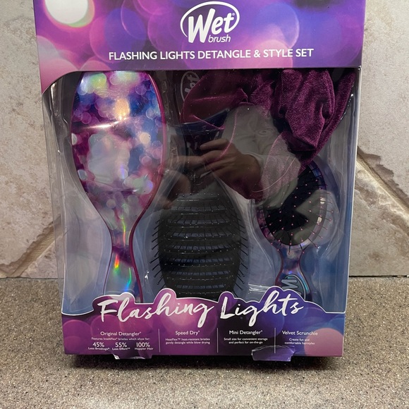 🆕 The Wet Brush Gift Set, “Flashing Lights” Print (3) Brushes + Scrunchie - Picture 2 of 3
